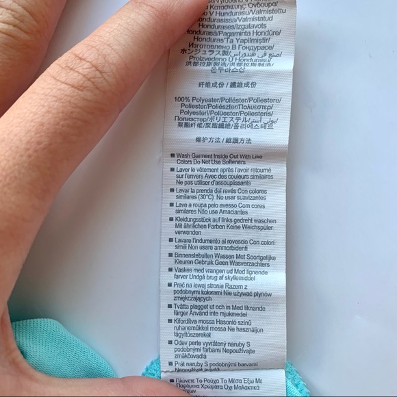 Under Armour | Loose Fit V-Neck Short Sleeve | YOUTH MEDIUM - Picture 11 of 11